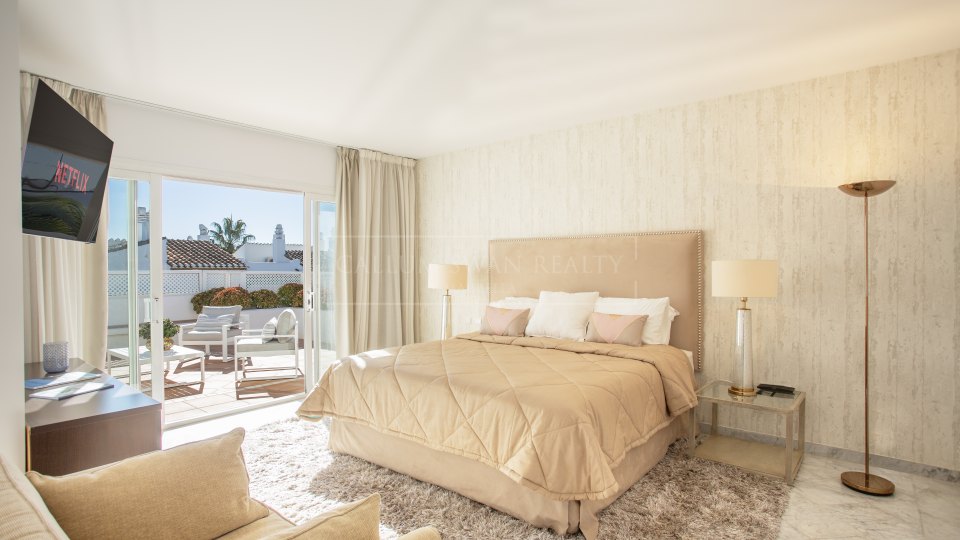 Marbella Golden Mile, Lujoso Atico Duplex en venta en Marina Puente Romano, Marbella