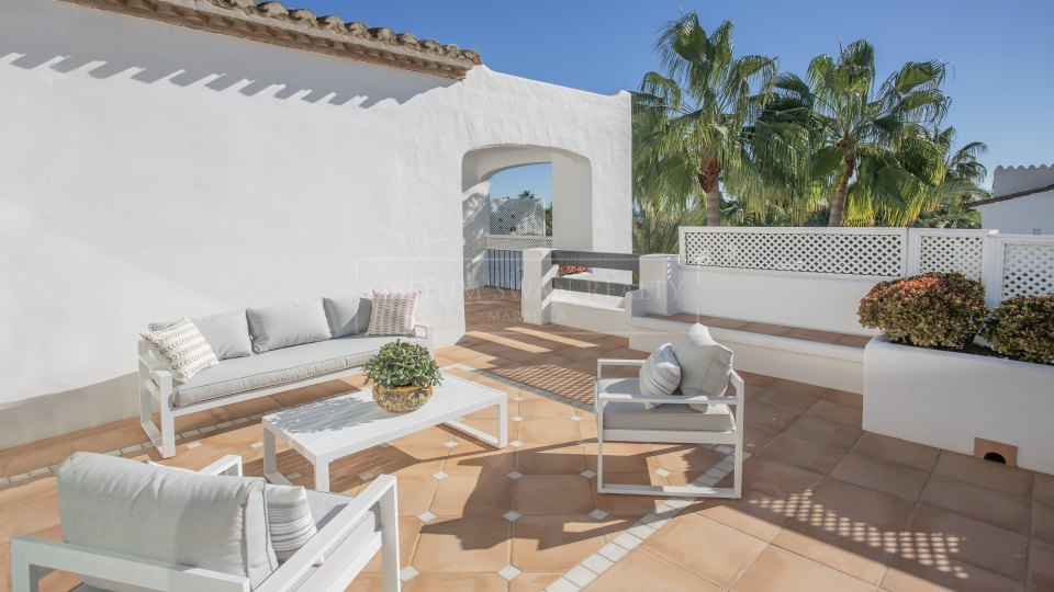 Marbella Golden Mile, Lujoso Atico Duplex en venta en Marina Puente Romano, Marbella
