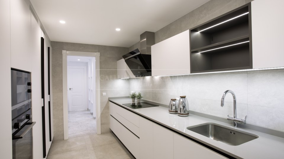 Marbella Golden Mile, Lujoso Atico Duplex en venta en Marina Puente Romano, Marbella
