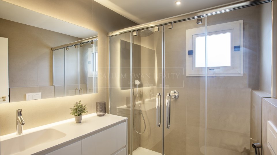 Marbella Golden Mile, Lujoso Atico Duplex en venta en Marina Puente Romano, Marbella