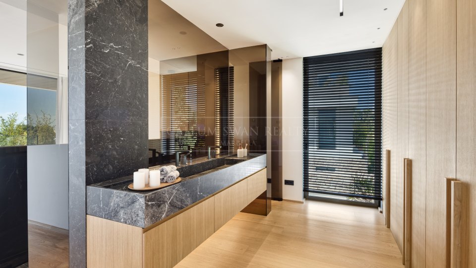 Nueva Andalucia, Villa moderna, a pie de todos los servicios en Nueva Andalucía