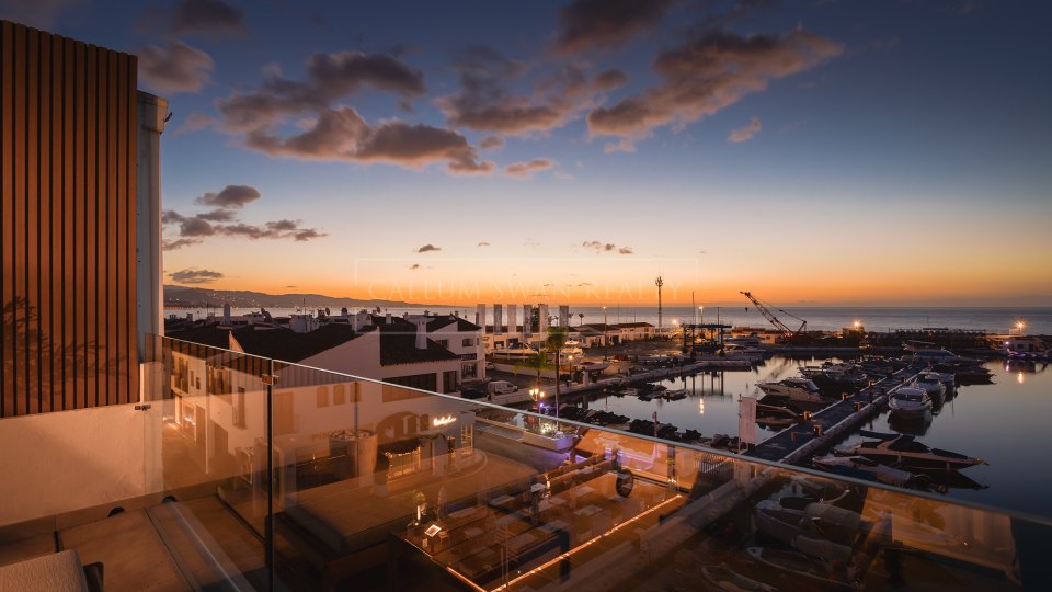 Marbella - Puerto Banus, Duplex-penthouse dans la marina de Puerto Banus avec vue sur la marina