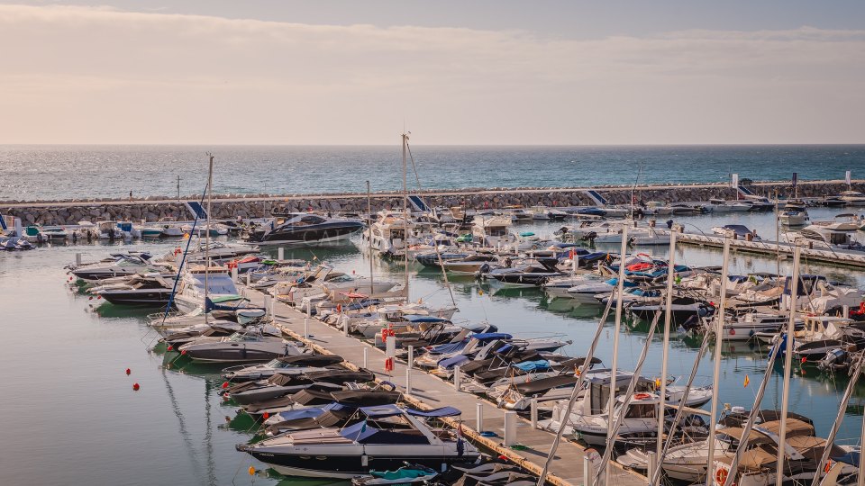 Marbella - Puerto Banus, Duplex-penthouse dans la marina de Puerto Banus avec vue sur la marina