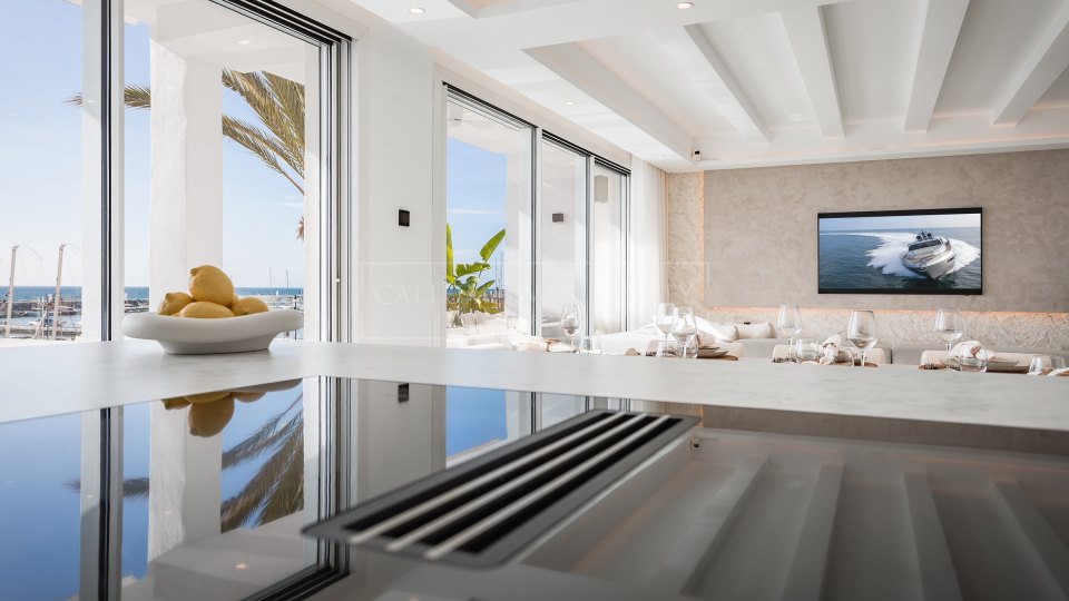 Marbella - Puerto Banus, Duplex-penthouse dans la marina de Puerto Banus avec vue sur la marina