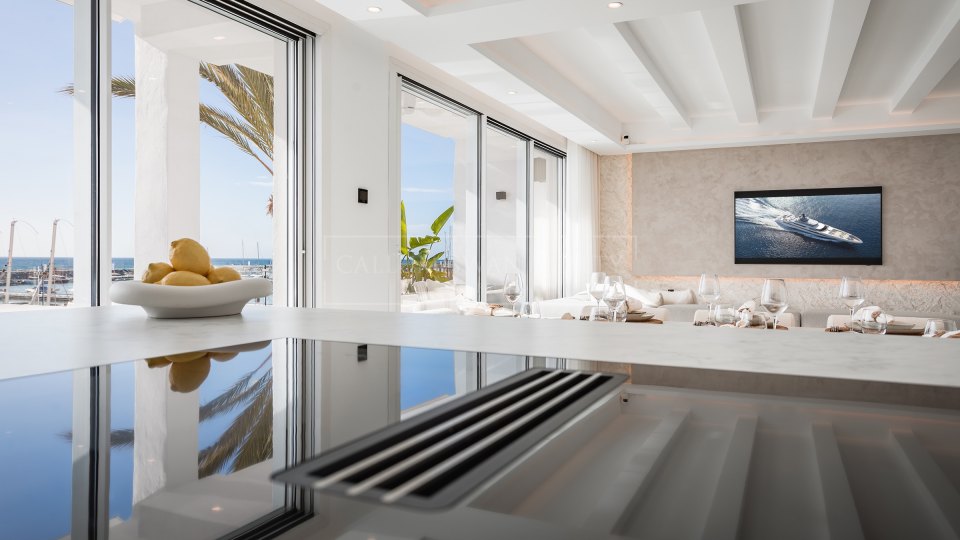 Marbella - Puerto Banus, Duplex-penthouse dans la marina de Puerto Banus avec vue sur la marina