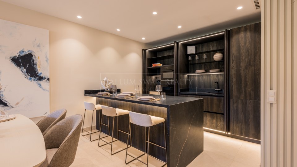 Estepona, New Golden Mile: Ground-floor apartment in a frontline beach community