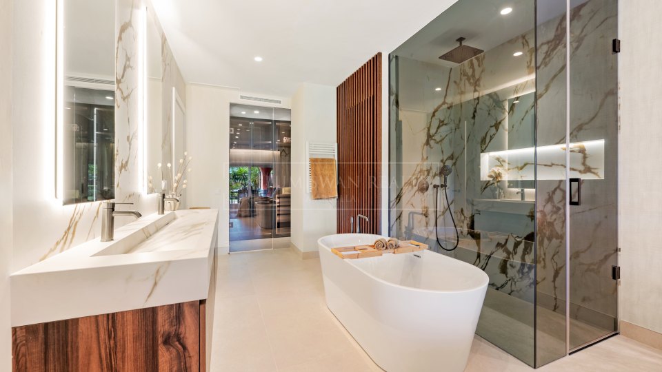 Estepona, New Golden Mile: Ground-floor apartment in a frontline beach community