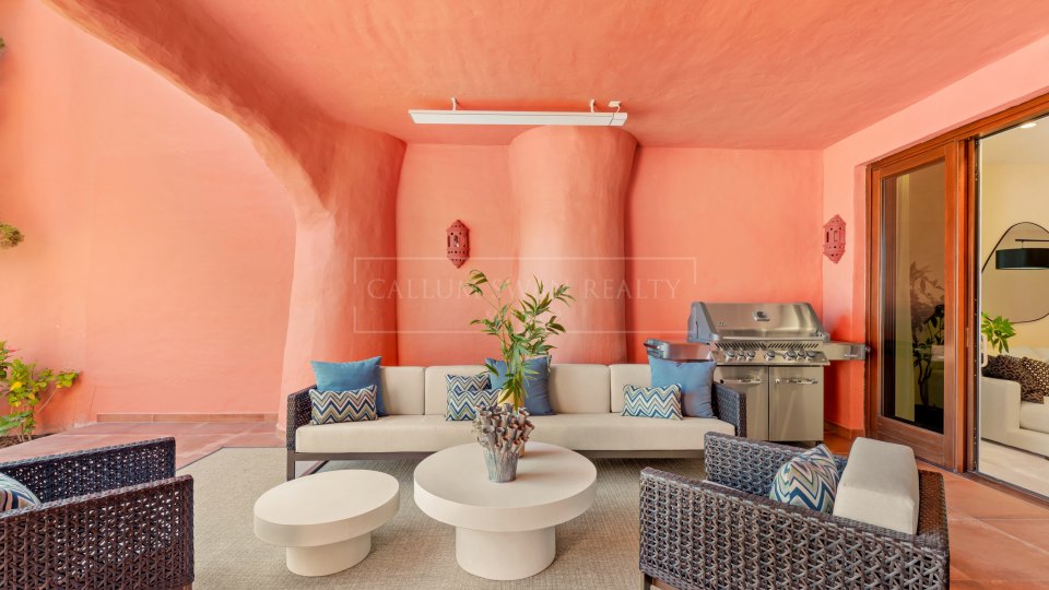 Estepona, New Golden Mile: Ground-floor apartment in a frontline beach community