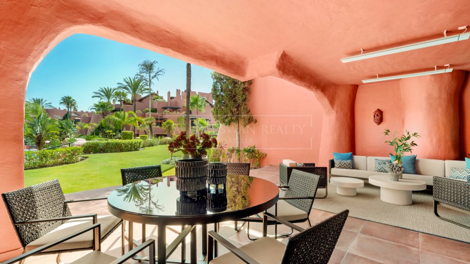 Estepona, New Golden Mile: Ground-floor apartment in a frontline beach community