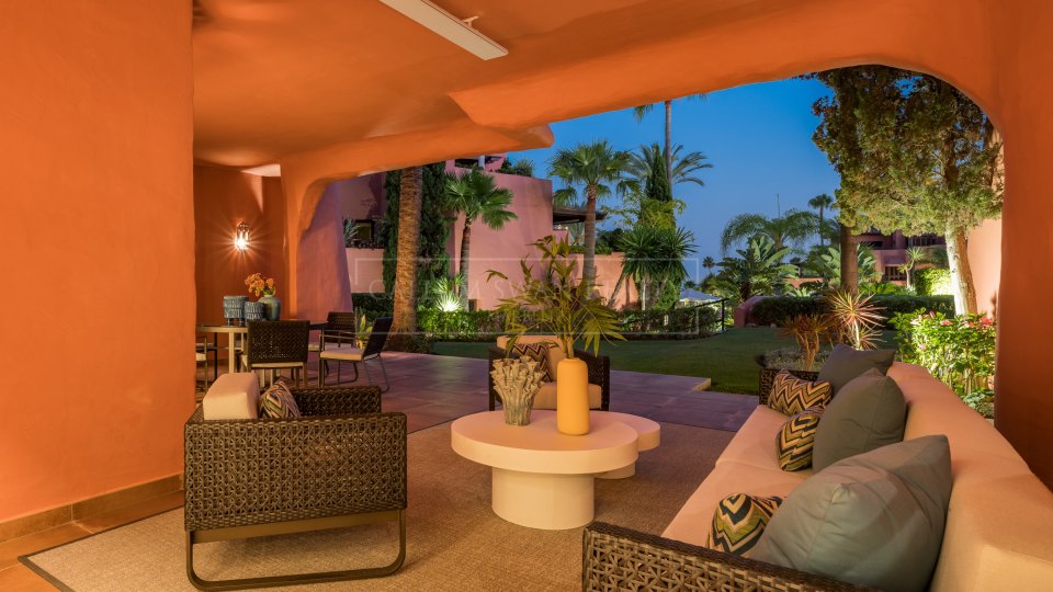 Estepona, New Golden Mile: Ground-floor apartment in a frontline beach community