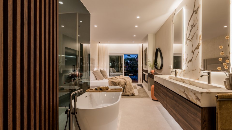 Estepona, New Golden Mile: Ground-floor apartment in a frontline beach community
