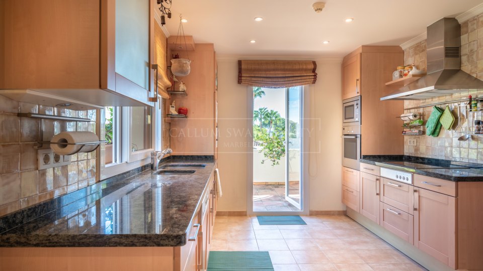 Nueva Andalucia, Duplex-penthouse dans la communauté fermée de Las Alamandas, Nueva Andalucia