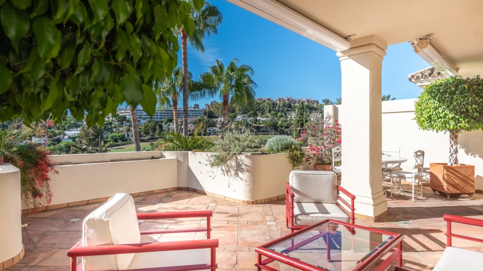 Nueva Andalucia, Duplex-penthouse dans la communauté fermée de Las Alamandas, Nueva Andalucia