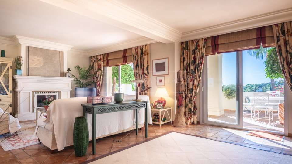 Nueva Andalucia, Duplex-penthouse dans la communauté fermée de Las Alamandas, Nueva Andalucia
