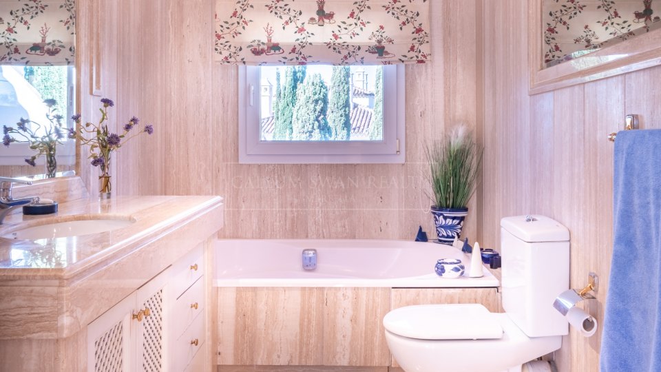 Nueva Andalucia, Duplex-penthouse dans la communauté fermée de Las Alamandas, Nueva Andalucia