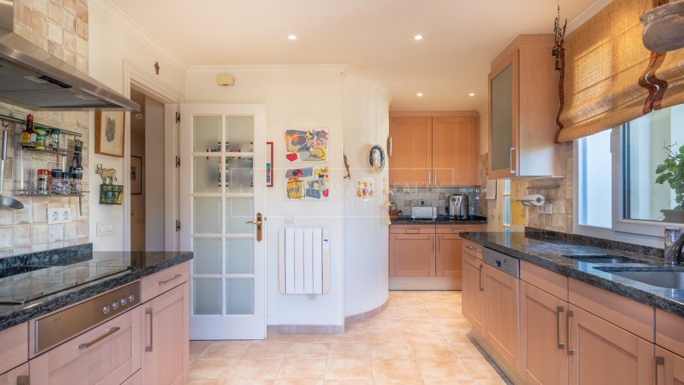 Nueva Andalucia, Duplex-penthouse dans la communauté fermée de Las Alamandas, Nueva Andalucia