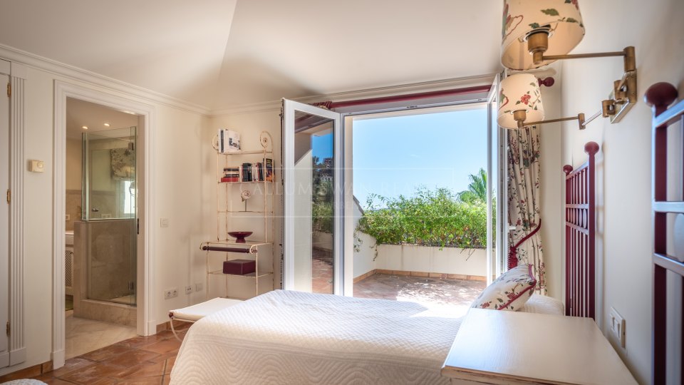 Nueva Andalucia, Duplex-penthouse dans la communauté fermée de Las Alamandas, Nueva Andalucia
