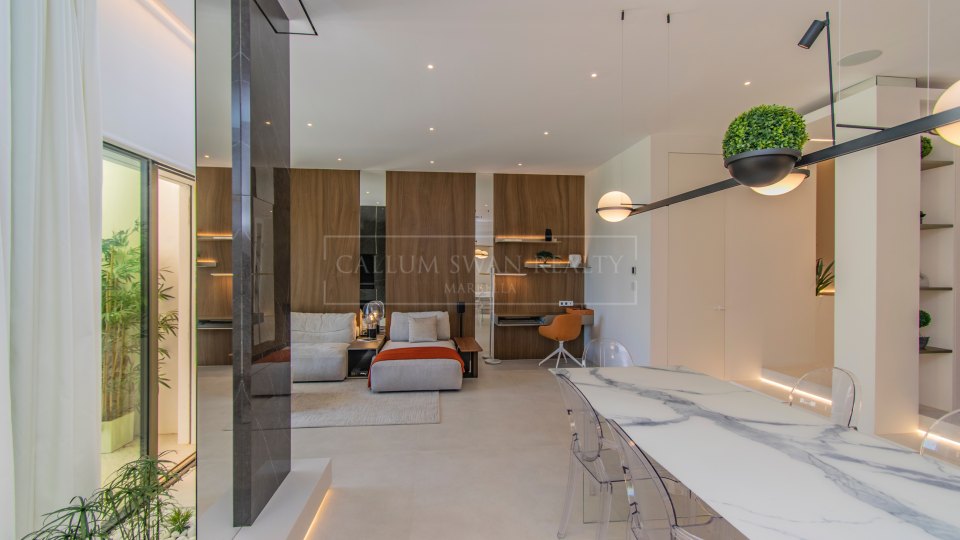 Marbella Golden Mile, Marbella Golden Mile: Frontline beach townhouse with sea views