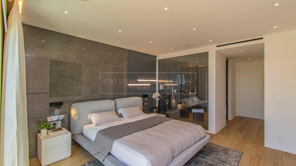 Marbella Golden Mile, Marbella Golden Mile: Frontline beach townhouse with sea views