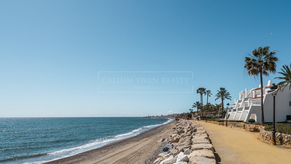 Marbella Golden Mile, Marbella Golden Mile: Frontline beach townhouse with sea views