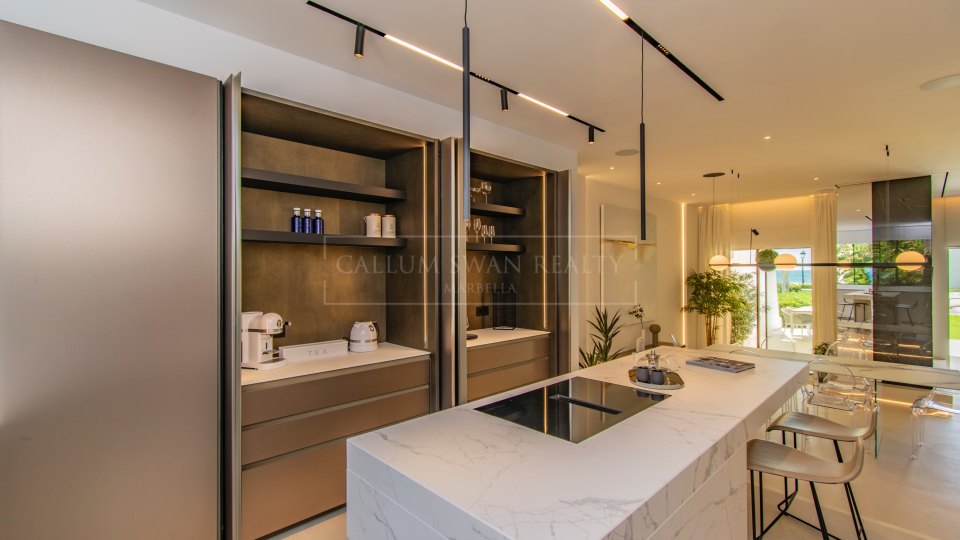 Marbella Golden Mile, Marbella Golden Mile: Frontline beach townhouse with sea views