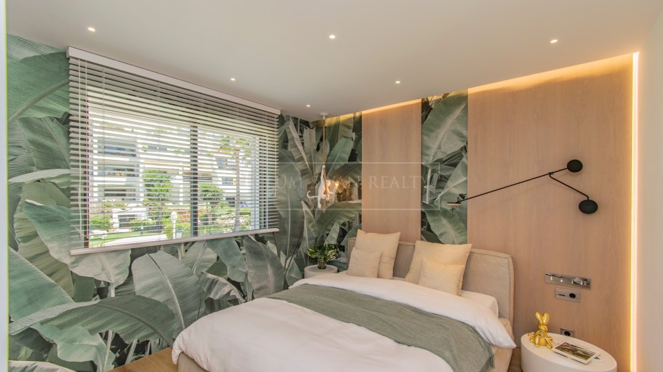 Marbella Golden Mile, Marbella Golden Mile: Frontline beach townhouse with sea views