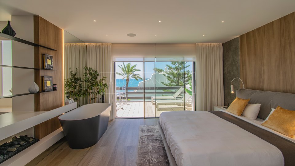 Marbella Golden Mile, Marbella Golden Mile: Frontline beach townhouse with sea views