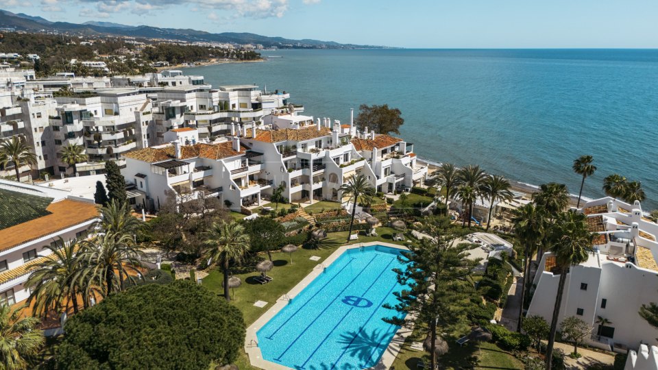 Marbella Golden Mile, Marbella Golden Mile: Frontline beach townhouse with sea views