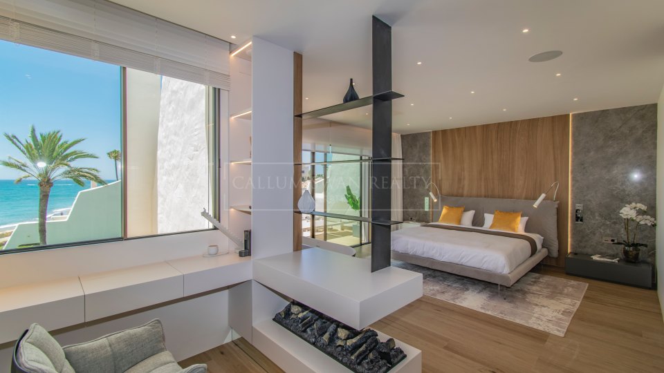 Marbella Golden Mile, Marbella Golden Mile: Frontline beach townhouse with sea views