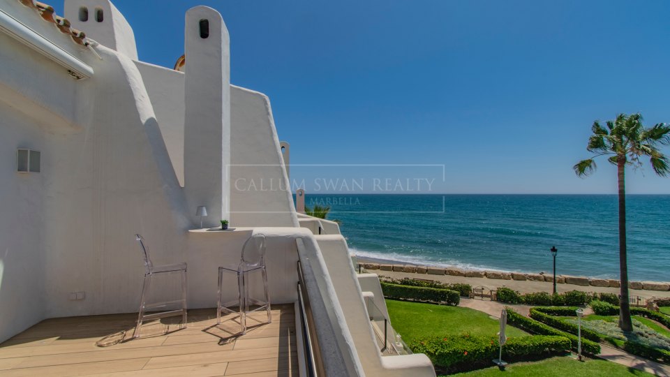 Marbella Golden Mile, Marbella Golden Mile: Frontline beach townhouse with sea views