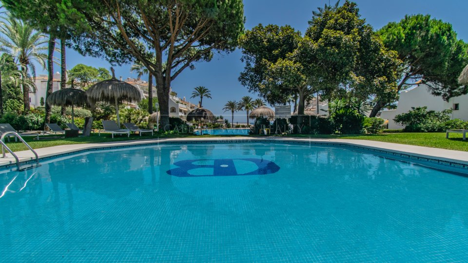 Marbella Golden Mile, Marbella Golden Mile: Frontline beach townhouse with sea views