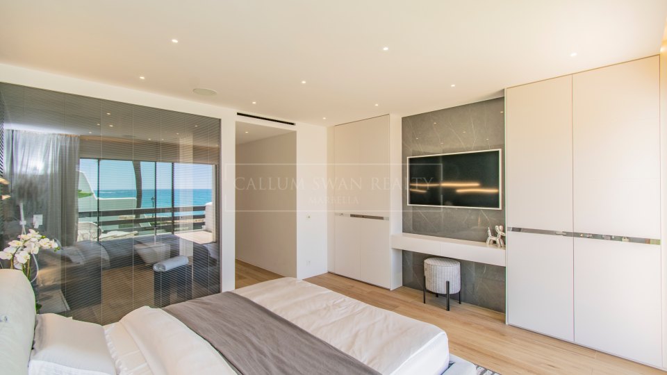 Marbella Golden Mile, Marbella Golden Mile: Frontline beach townhouse with sea views