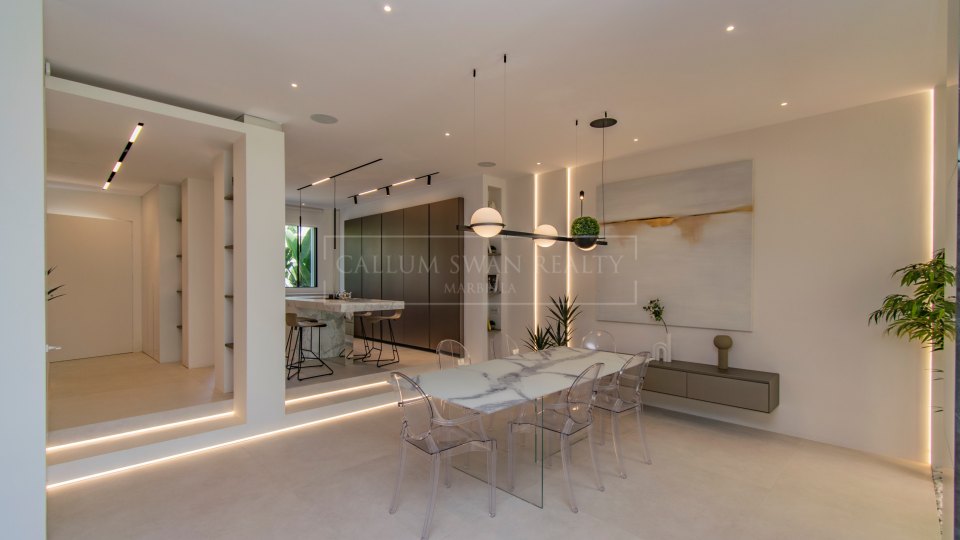 Marbella Golden Mile, Marbella Golden Mile: Frontline beach townhouse with sea views