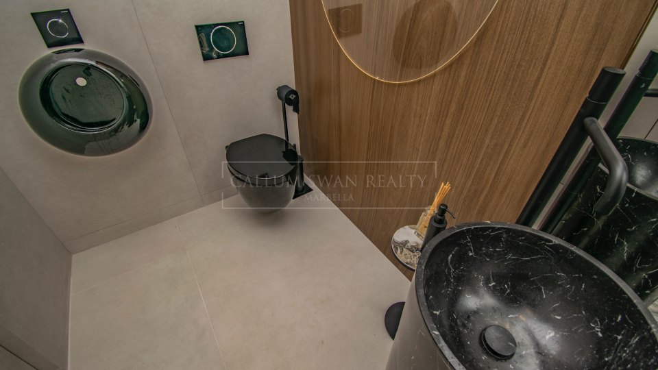 Marbella Golden Mile, Marbella Golden Mile: Frontline beach townhouse with sea views