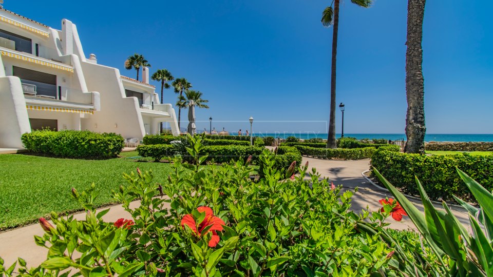Marbella Golden Mile, Marbella Golden Mile: Frontline beach townhouse with sea views