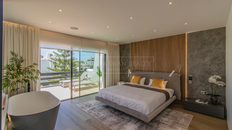 Marbella Golden Mile, Marbella Golden Mile: Frontline beach townhouse with sea views