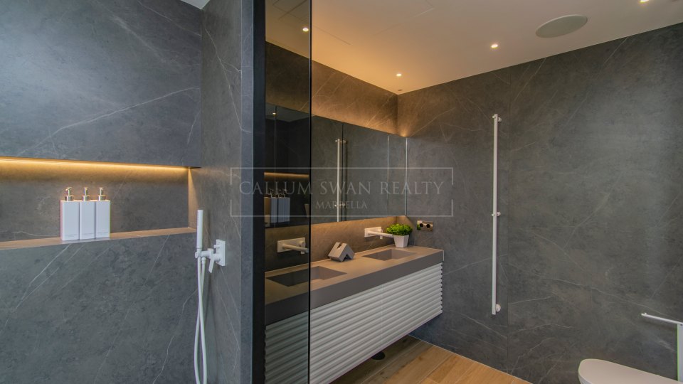 Marbella Golden Mile, Marbella Golden Mile: Frontline beach townhouse with sea views