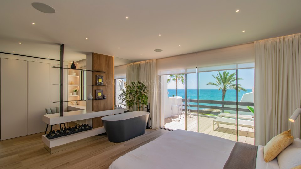 Marbella Golden Mile, Marbella Golden Mile: Frontline beach townhouse with sea views