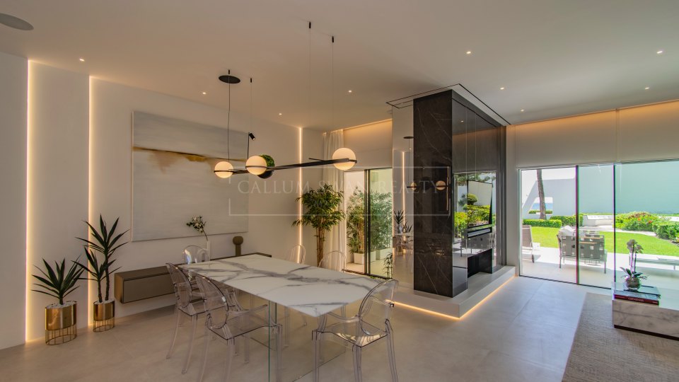 Marbella Golden Mile, Marbella Golden Mile: Frontline beach townhouse with sea views