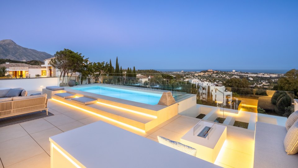 Benahavis, Contemporary villa in La Quinta wit stunning sea views