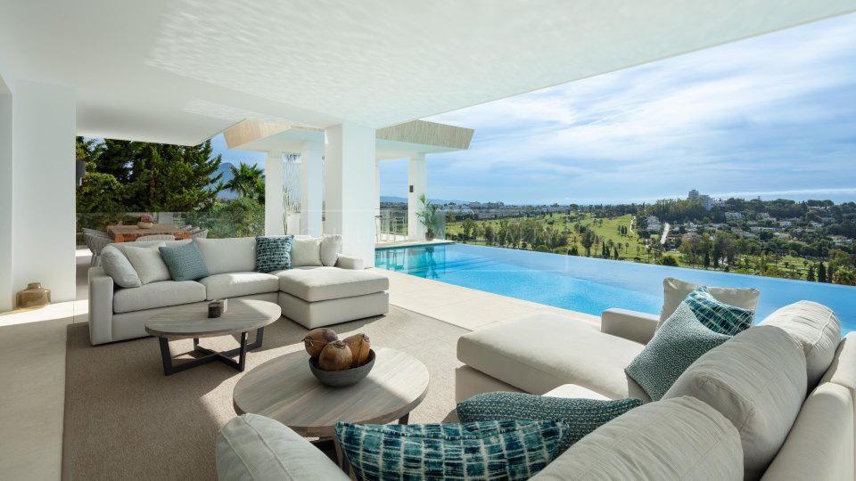 Estepona, Luxury villa in El Paraiso with panoramic sea and golf views