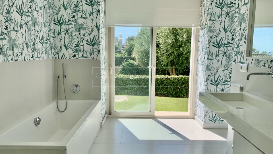 Marbella Golden Mile, Modern family home in Altos de Puente Romano