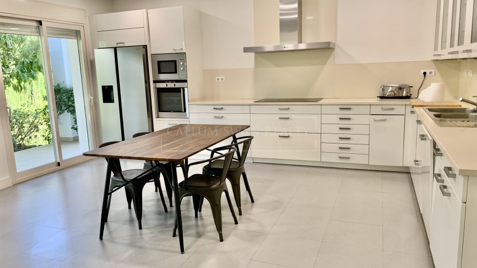 Marbella Golden Mile, Modern family home in Altos de Puente Romano