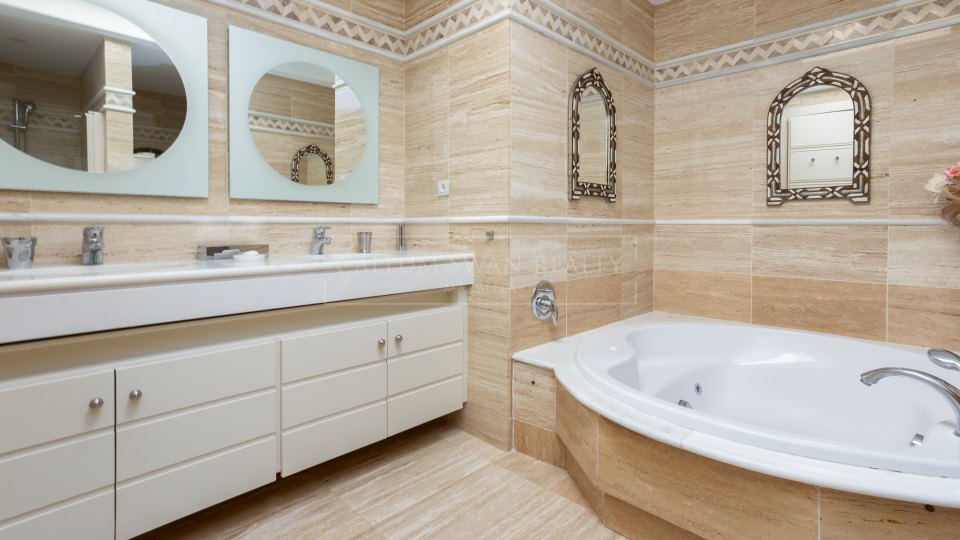 Marbella Golden Mile, Exquisite Property in La Trinidad: Luxury and Comfort in Marbella