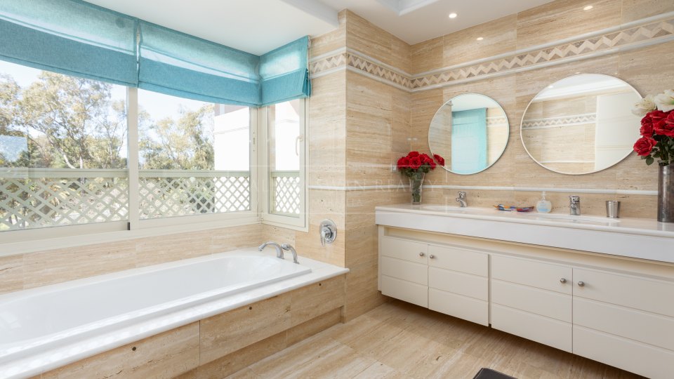 Marbella Golden Mile, Exquisite Property in La Trinidad: Luxury and Comfort in Marbella