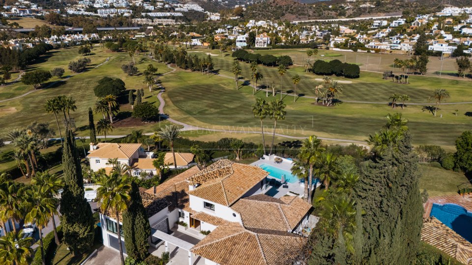 Nueva Andalucia, Moderna villa en Los Naranjos Golf con impresionantes vistas al golf