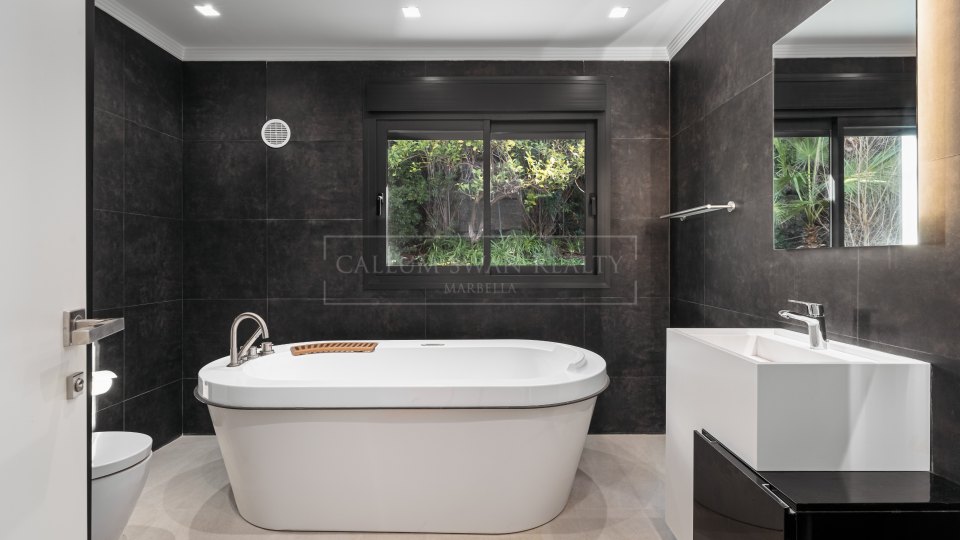 Nueva Andalucia, Moderna villa en Los Naranjos Golf con impresionantes vistas al golf