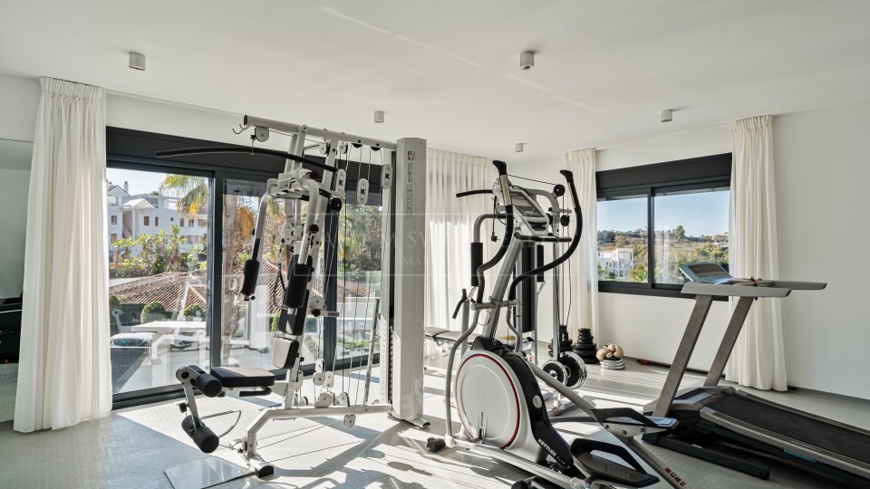 Nueva Andalucia, Moderna villa en Los Naranjos Golf con impresionantes vistas al golf