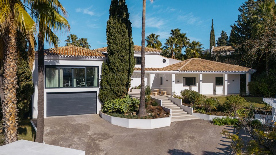 Nueva Andalucia, Moderna villa en Los Naranjos Golf con impresionantes vistas al golf