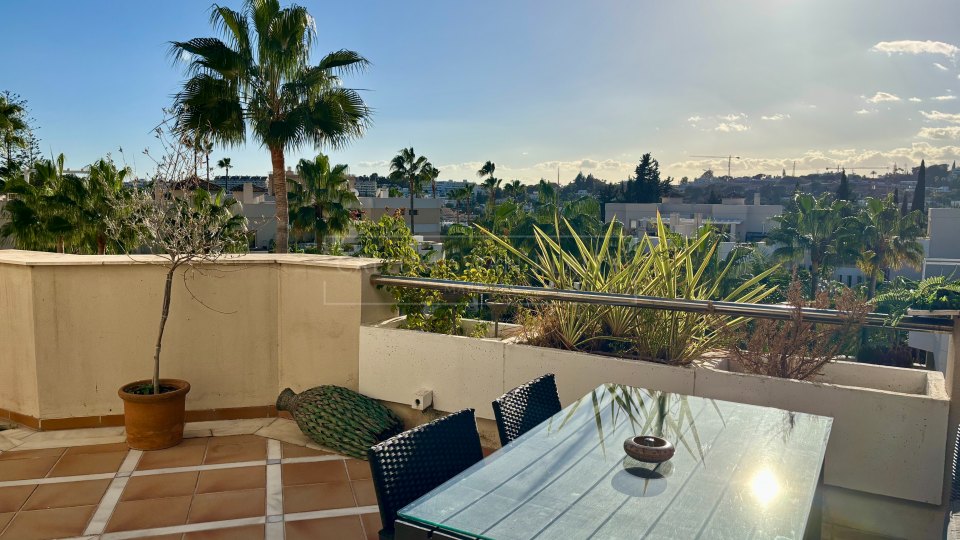 Nueva Andalucia, Amplio apartamento en venta en Fuente Aloha, Marbella